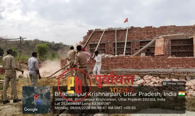 Chandauli News: वन भूमि पर बन रहा पक्का मकान ध्वस्त, अतिक्रमणकारियों में हड़कंप.
