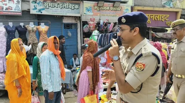 Chandauli News: मुगलसराय में एसपी का पैदल मार्च, यातायात और अतिक्रमण पर सख्ती के निर्देश.
