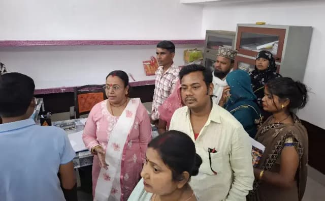 Chandauli News: बिना मान्यता चल रहा किड्स कॉर्नर स्कूल, अभिभावकों का हंगामा, बच्चों के भविष्य पर संकट.
