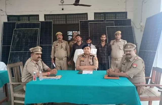 Chandauli News: जल निगम की टंकी से चोरी हुए सोलर पैनल बरामद, तीन गिरफ्तार.
