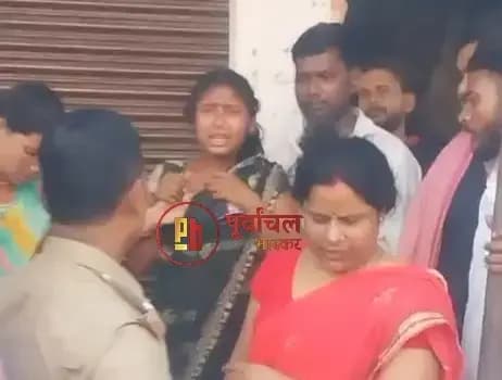 Chandauli News: बैंक से निकली महिला से 50 हजार छीन कर भाग रही संदिग्ध महिला को भीड़ ने पकड़ा.
