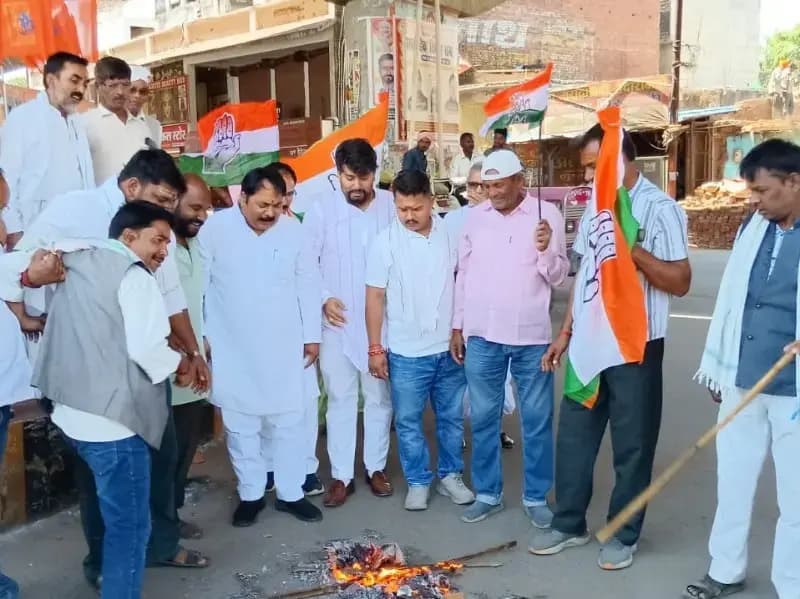 Sonbhadra News: असम सीएम के बयान पर कांग्रेसियों का विरोध, पुतला दहन कर जताई नाराजगी.