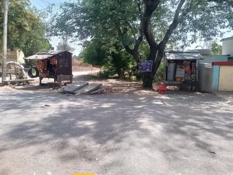 Sonbhadra News: विद्यालय की जमीन पर अवैध गुमटी से बढ़ा विवाद, कार्रवाई की मांग.
