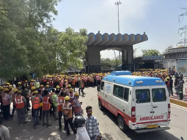 Sonbhadra News: एनटीपीसी रिहंद में मजदूरों का उग्र प्रदर्शन, 12 घंटे काम और कम वेतन को लेकर बवाल.