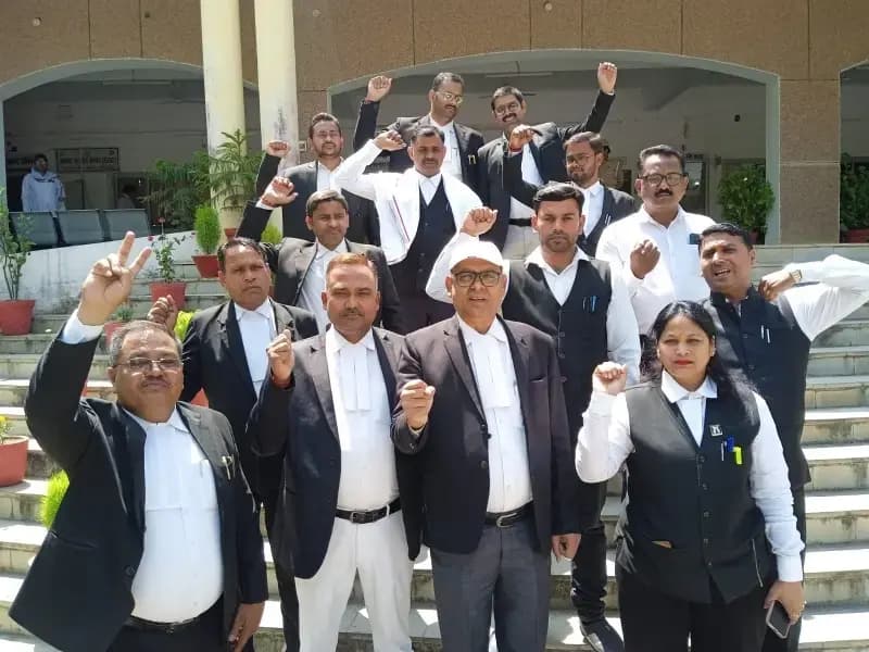 
Sonbhadra News: मिर्जापुर में वकील की हत्या पर सोनभद्र में आक्रोश, एक करोड़ मुआवजे की मांग.