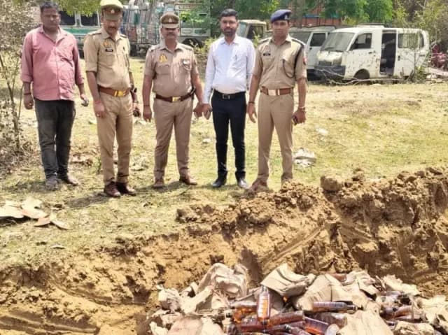 Sonbhadra News: ओबरा पुलिस ने 154 मामलों की अवैध शराब का किया विनिष्टीकरण.