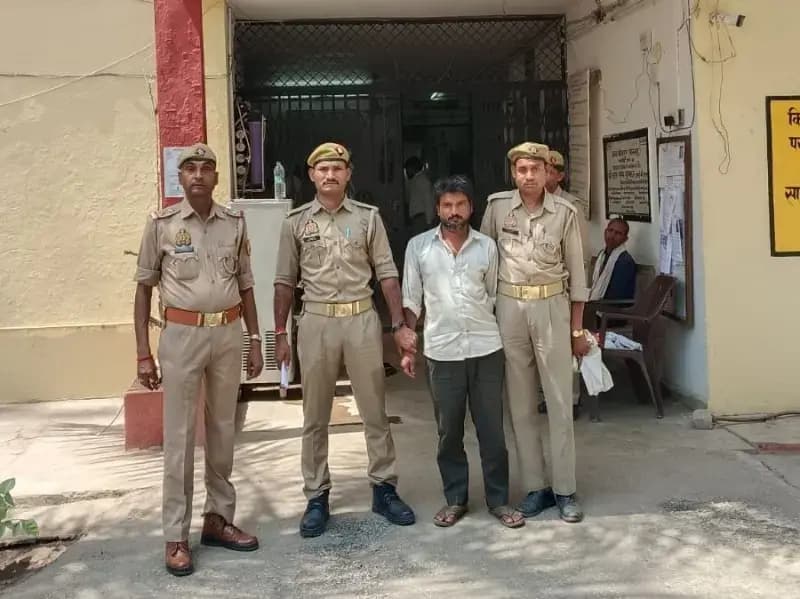 Sonbhadra News: वारंटी पर पुलिस का शिकंजा: आबकारी मामले में वांछित आरोपी डोड़हर से गिरफ्तार.
