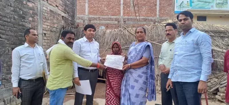 Chandauli News: वनवासी बस्ती के 8 परिवारों को मिला मकान नंबर, पीएम आवास का रास्ता हुआ साफ.
