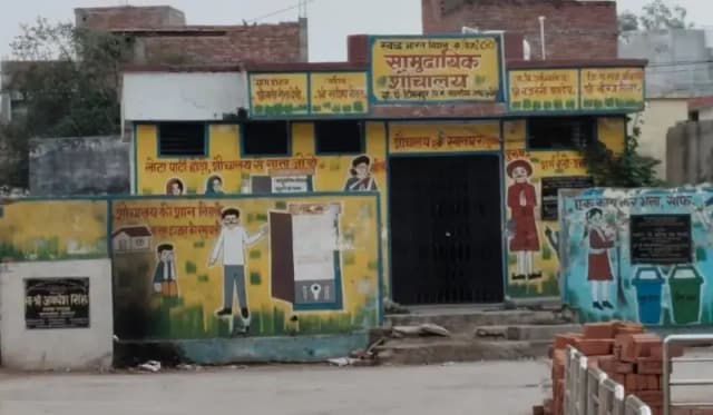 Chandauli News: लाखों से बने सामुदायिक शौचालय बंद, राहगीर और परीक्षार्थी परेशान.
