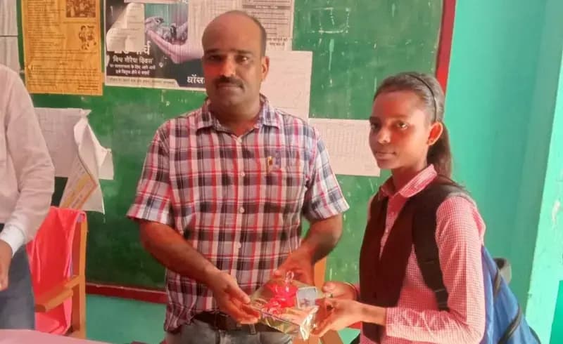 Chandauli News: शिक्षक केशरी नंदन जायसवाल होंगे सम्मानित, 8 छात्रों ने NMMS में पाई सफलता.
