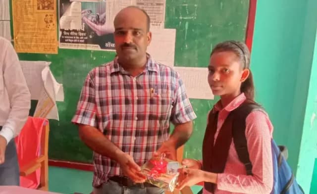 Chandauli News: शिक्षक केशरी नंदन जायसवाल होंगे सम्मानित, 8 छात्रों ने NMMS में पाई सफलता.
