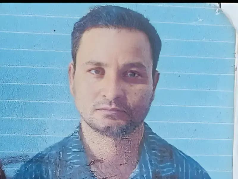 Chandauli News: अंधा मोड़ पर गड्ढे में पलटी कार, युवक की मौत.

