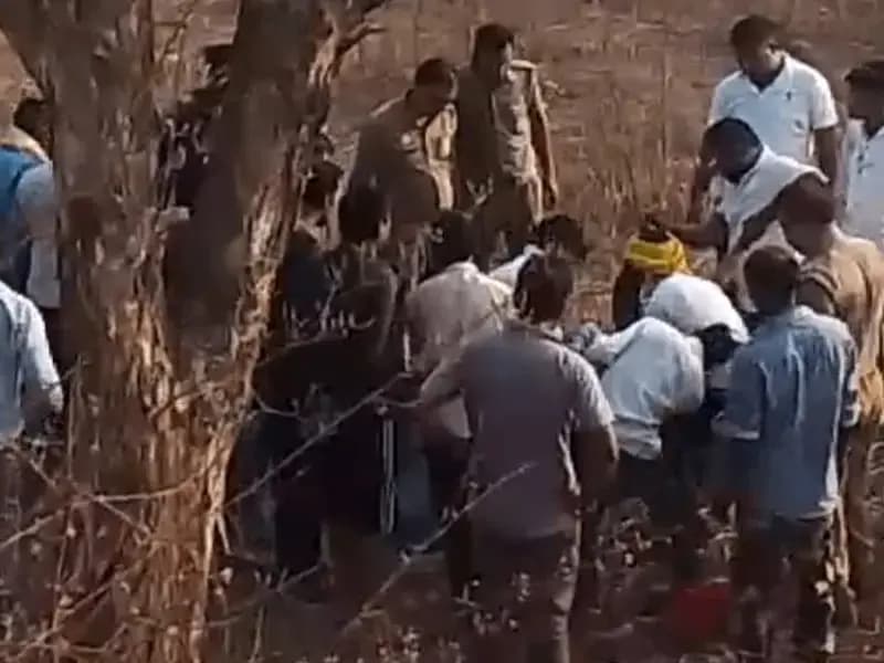 Sonbhadra News: बारात में जा रहे युवक की दर्दनाक मौत, बाइक पेड़ से टकराकर खाई में गिरी.