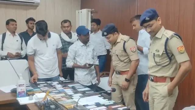 Chandauli News: एसपी के हाथों वापस मिले खोए हुए मोबाइल, लोगों के चेहरों पर लौटी खुशी.
