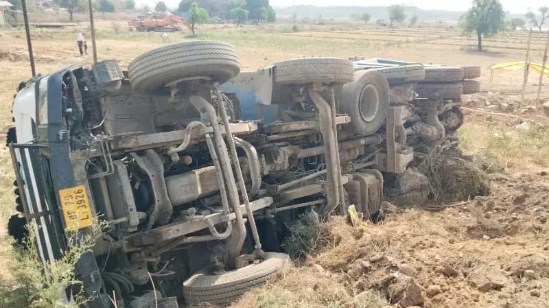 Sonbhadra News: खेवधा मोड़ पर अनियंत्रित होकर खाई में गिरा वाहन, चालक की मौत.