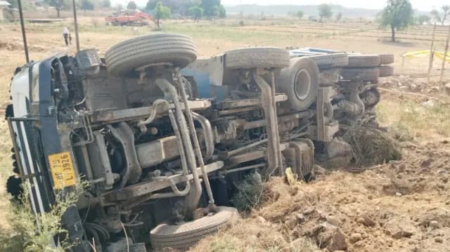 Sonbhadra News: खेवधा मोड़ पर अनियंत्रित होकर खाई में गिरा वाहन, चालक की मौत.