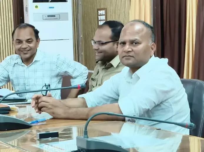 Sonbhadra News: भीषण गर्मी को लेकर प्रशासन अलर्ट, लू से बचाव के लिए एडवाइजरी जारी.
