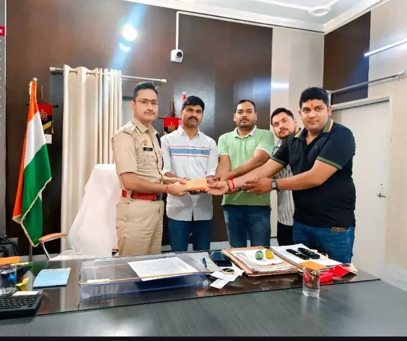 Chandauli News: मुठभेड़ में हिस्ट्रीशीटर गिरफ्तार, पुलिस टीम पुरस्कृत.
