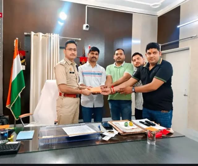 Chandauli News: मुठभेड़ में हिस्ट्रीशीटर गिरफ्तार, पुलिस टीम पुरस्कृत.
