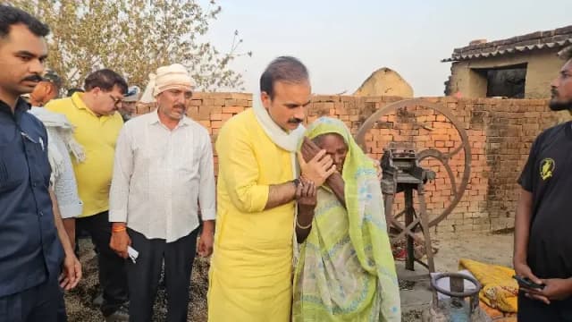 Chandauli News: अगलगी पीड़ितों के बीच पहुंचे सुशील सिंह, नगद व राहत सामग्री वितरित.

