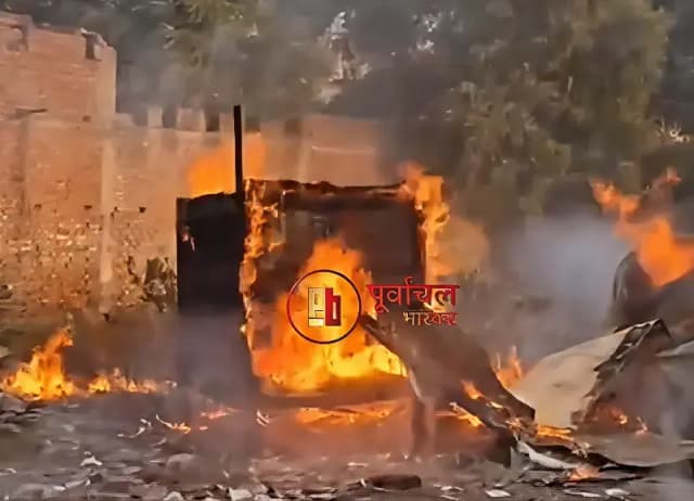 Chandauli News: कन्हैया टाकिज परिसर में आग, अवैध गतिविधियों पर उठे सवाल.
