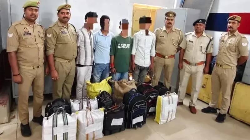 Chandauli News: रेलवे स्टेशन से 185 लीटर शराब बरामद, चार तस्कर गिरफ्तार.
