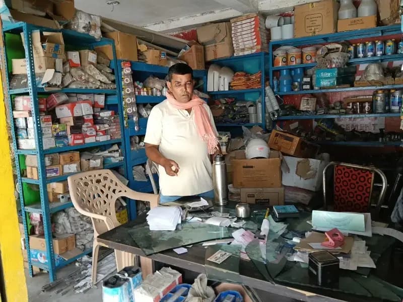 Chandauli News: दुकान पर बैठे व्यापारी पर जानलेवा हमला.
