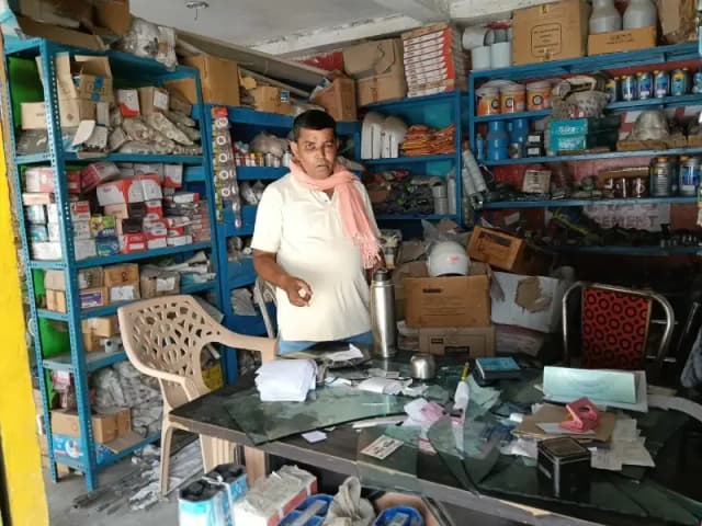 Chandauli News: दुकान पर बैठे व्यापारी पर जानलेवा हमला.
