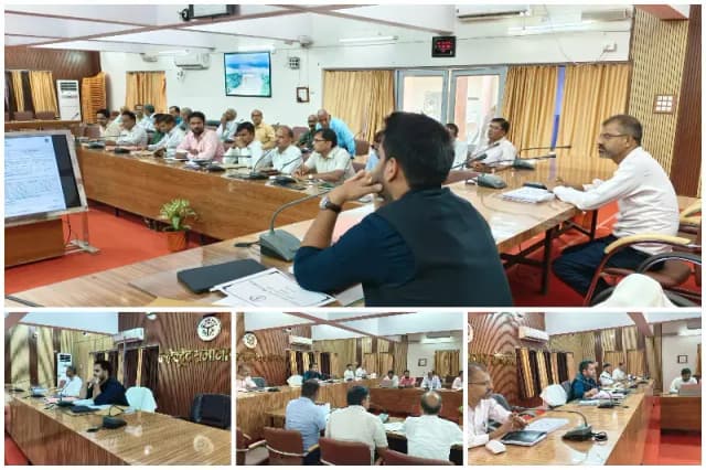 Sonbhadra News: कर-करेत्तर समीक्षा बैठक में डीएम सख्त, राजस्व वसूली में तेजी के निर्देश.