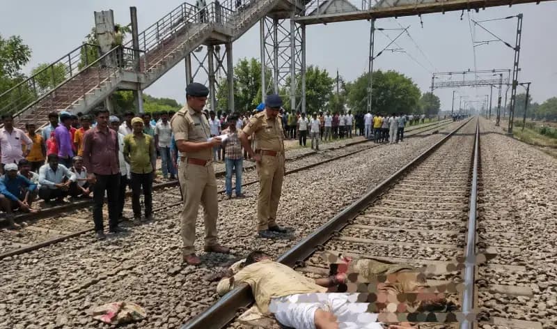 Chandauli News: हाथ पकड़कर ट्रेन के आगे कूदे महिला-पुरुष, मौके पर मौत.
