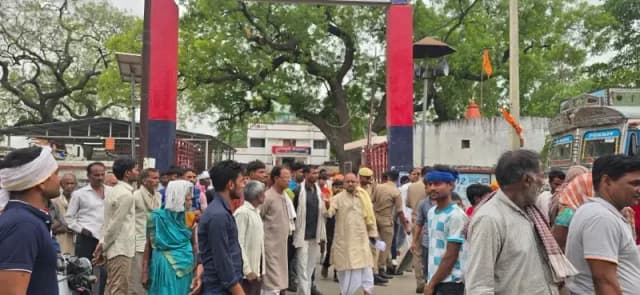 Chandauli News: इंजेक्शन से संदिग्ध मौत पर भड़के ग्रामीण, शव रख किया थाने का घेराव.
