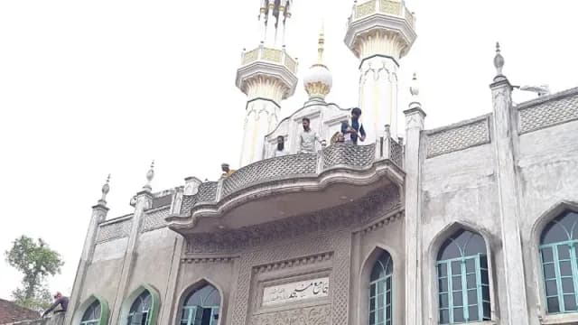 Chandauli News: पीडब्ल्यूडी जमीन पर चला बुलडोजर, मछली मंडी से VIP गेट तक अतिक्रमण ध्वस्त.
