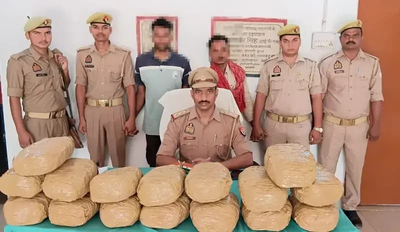 Chandauli News: बाइक से तस्करी कर रहे 32 किलो गांजा के साथ दो शातिर गिरफ्तार.
