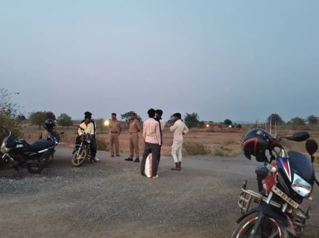 Sonbhadra News:  रायपुर थाना क्षेत्र में सख्त चेकिंग- कई वाहनों का चालान, लोगों को दी गई चेतावनी.