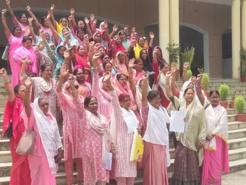 Sonbhadra News: आंगनबाड़ी कार्यकत्रियों ने सौंपा ज्ञापन, मांगें पूरी न होने पर आंदोलन की चेतावनी.
