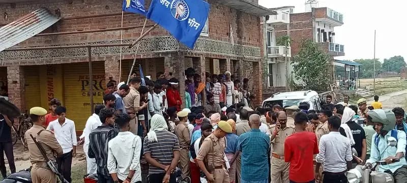 Chandauli News: आंबेडकर प्रतिमा क्षतिग्रस्त होने पर भड़के ग्रामीण, घंटों प्रदर्शन के बाद शांत.

