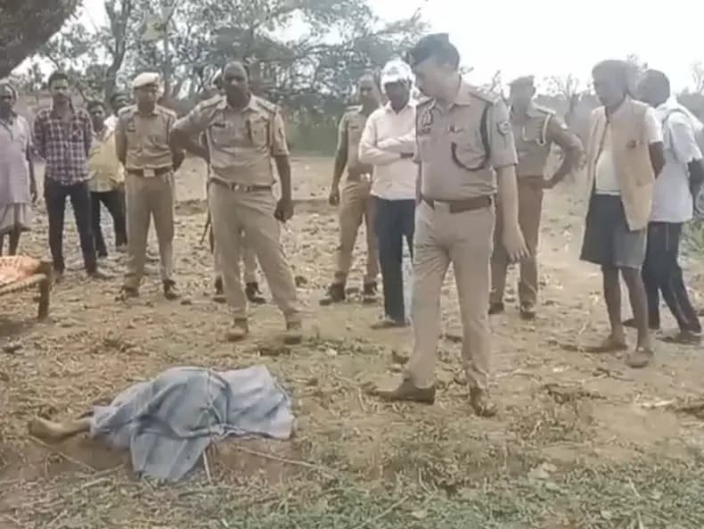Sonbhadra News: परास के पेड़ से अर्द्धनग्न हालत में लटकता मिला महिला का शव, हत्या की आशंका.