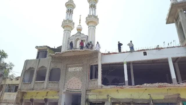 Chandauli News: तीसरे दिन भी गरजा बुलडोजर, 48 फीट दायरे में आए मकान ध्वस्त.

