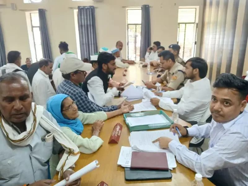 Chandauli News: समाधान दिवस में 108 शिकायतें, 10 का मौके पर निस्तारण, लापरवाही पर सख्ती के निर्देश.
