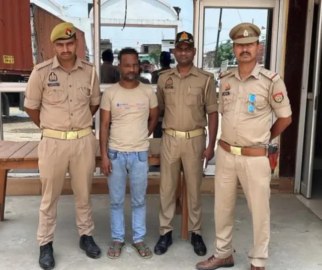 Chandauli News: 25 हजार का इनामिया आरोपी गिरफ्तार, अलीनगर पुलिस को मिली बड़ी सफलता.
