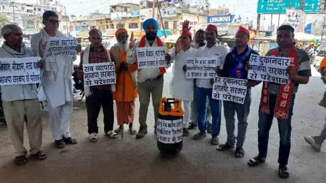 Sonbhadra News: महंगाई और सिलेंडर कीमतों के विरोध में सपा का प्रदर्शन, सरकार पर तीखा हमला.