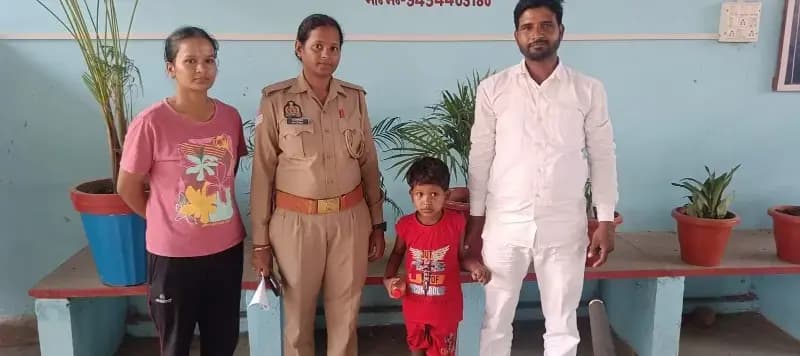 Chandauli News: भटकी मासूम बच्ची को पुलिस ने परिजनों से मिलाया.
