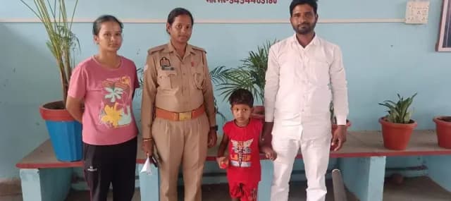 Chandauli News: भटकी मासूम बच्ची को पुलिस ने परिजनों से मिलाया.
