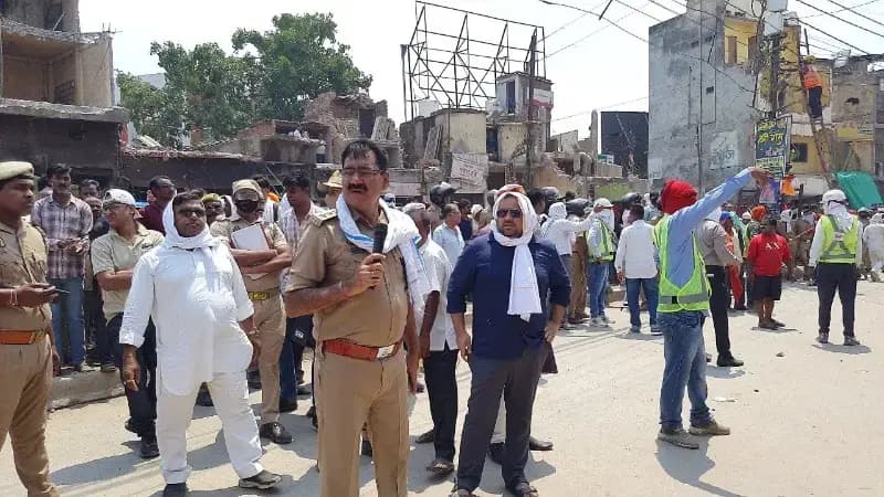 Chandauli News: चौथे दिन भी गरजा बुलडोजर, जीटी रोड पर अतिक्रमण हटाने की कार्रवाई तेज.
