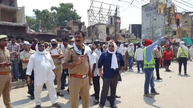 Chandauli News: चौथे दिन भी गरजा बुलडोजर, जीटी रोड पर अतिक्रमण हटाने की कार्रवाई तेज.
