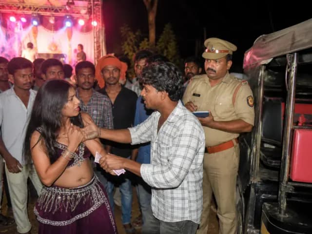 Chandauli News: शादी समारोह में डांसर से छेड़खानी, 12 हजार की लूट, आरोपी पर केस.
