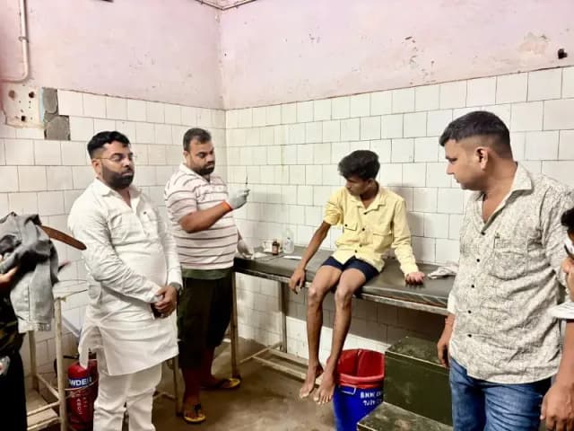 Chandauli News: सड़क हादसे में घायल युवकों की प्रधान ने बचाई जान, मानवता की मिसाल.

