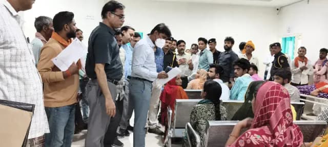 Chandauli News: जिला अस्पताल का निरीक्षण, स्वास्थ्य सेवाओं में सुधार के दिए निर्देश.
