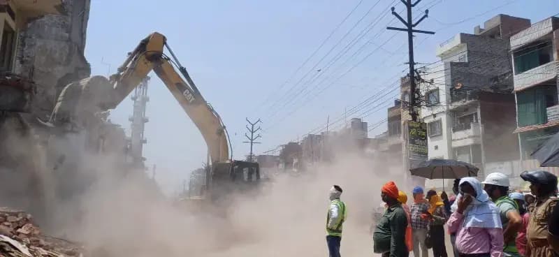 Chandauli News: डीडीयू नगर में छठे दिन गरजा बुलडोजर, अतिक्रमण हटाने की कार्रवाई तेज.
