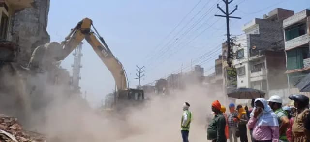 Chandauli News: डीडीयू नगर में छठे दिन गरजा बुलडोजर, अतिक्रमण हटाने की कार्रवाई तेज.
